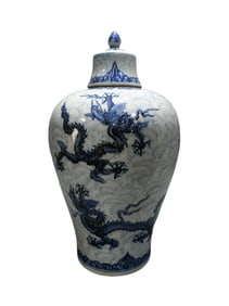Freshwater dragon-patterned covered plum vase