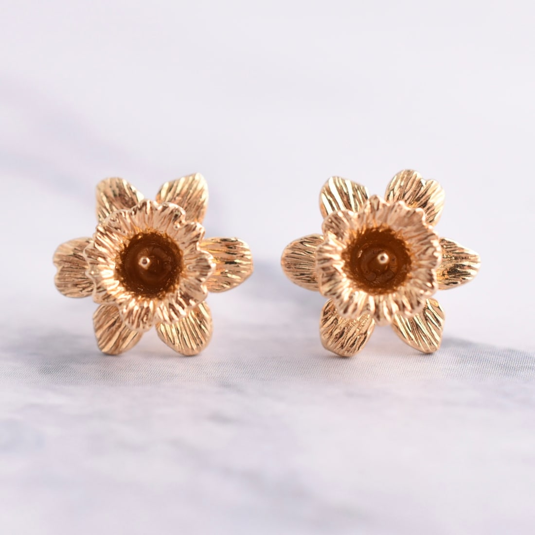 14k Yellow Gold Floral Stud Earrings: 14k Yellow Gold | Approximate Weight: 3.0g | 1/2" Diameter | Pieces are marked "14k". Domestic flat rate shipping with Fedex is set to $45 plus insurance for this lot. Metals and stones are
