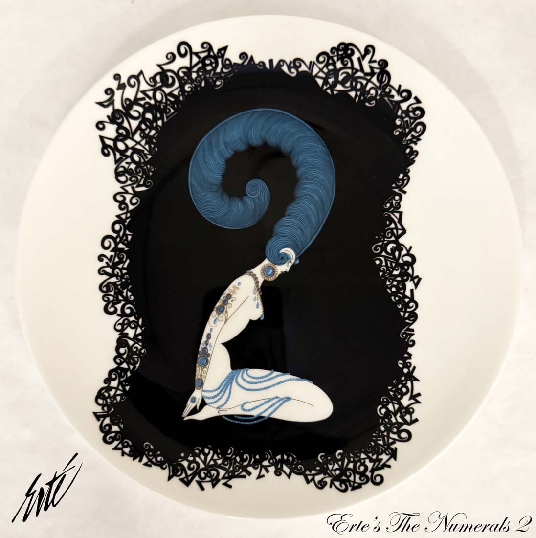 A RARE ERTE'S THE NUMERALS 2 MIKASA BONE CHINA DECORATIVE PLATE, SIGNED: AN ERTE'S THE NUMERALS 2 MIKASA BONE CHINA HAND PAINTED PORCELAIN DECORATIVE WALL PLATE. SIGNED & HALLMARKED A3203/1986. MADE IN JAPAN. CONDOTION IS LIKE BRAND NEW. D 9"