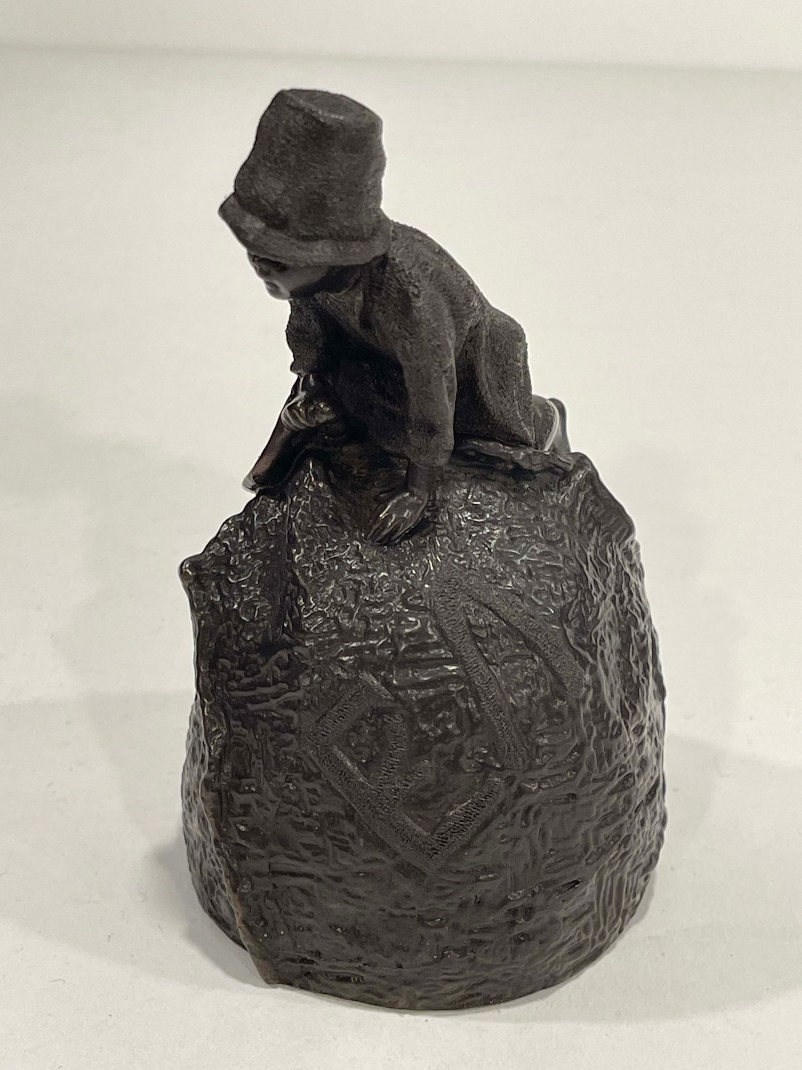 A Russian Bronze sculpted Table Bell, Signed - 4