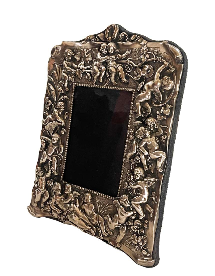 A Sterling Silver 925 Figural Frame: A Sterling Silver 925 Figural Frame. Frame: H 11.5" x 9", Canvas: 5.5" x 4"