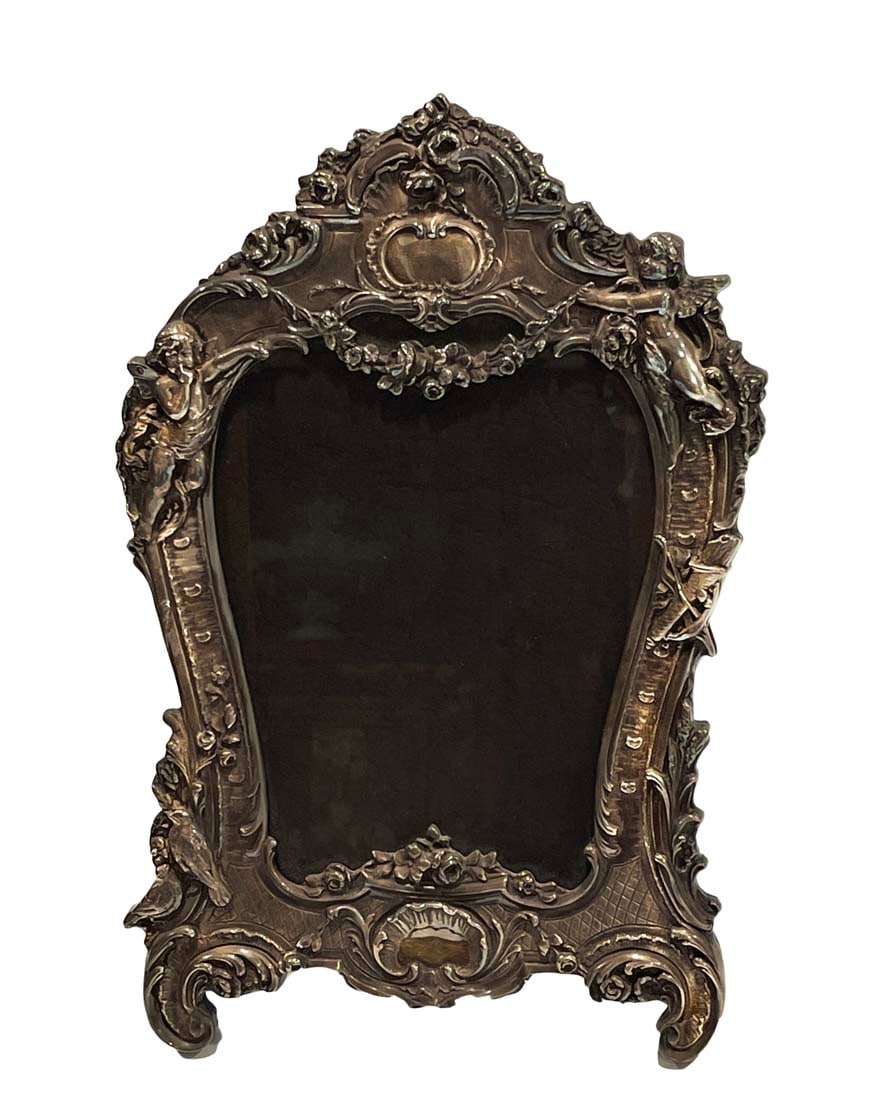 A Sterling Silver 925 Figural Frame: A Sterling Silver 925 Figural Frame. Frame: H 11.5" x 8", Canvas: 5.5" x 6"