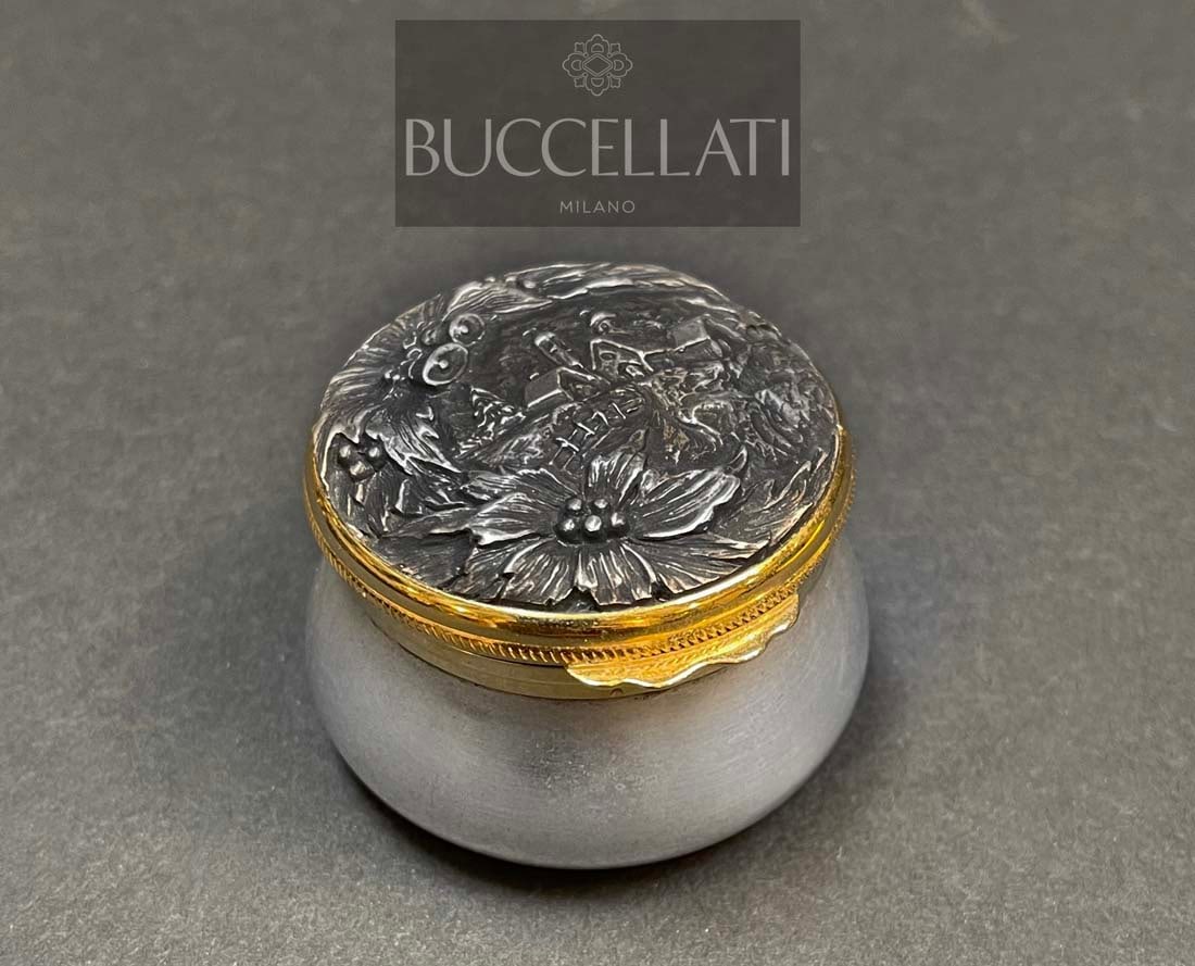 A BUCCELLATI STERLING SILVER CHRISTMAS THEME PILL BOX, HALLMARKED (1 of 8)