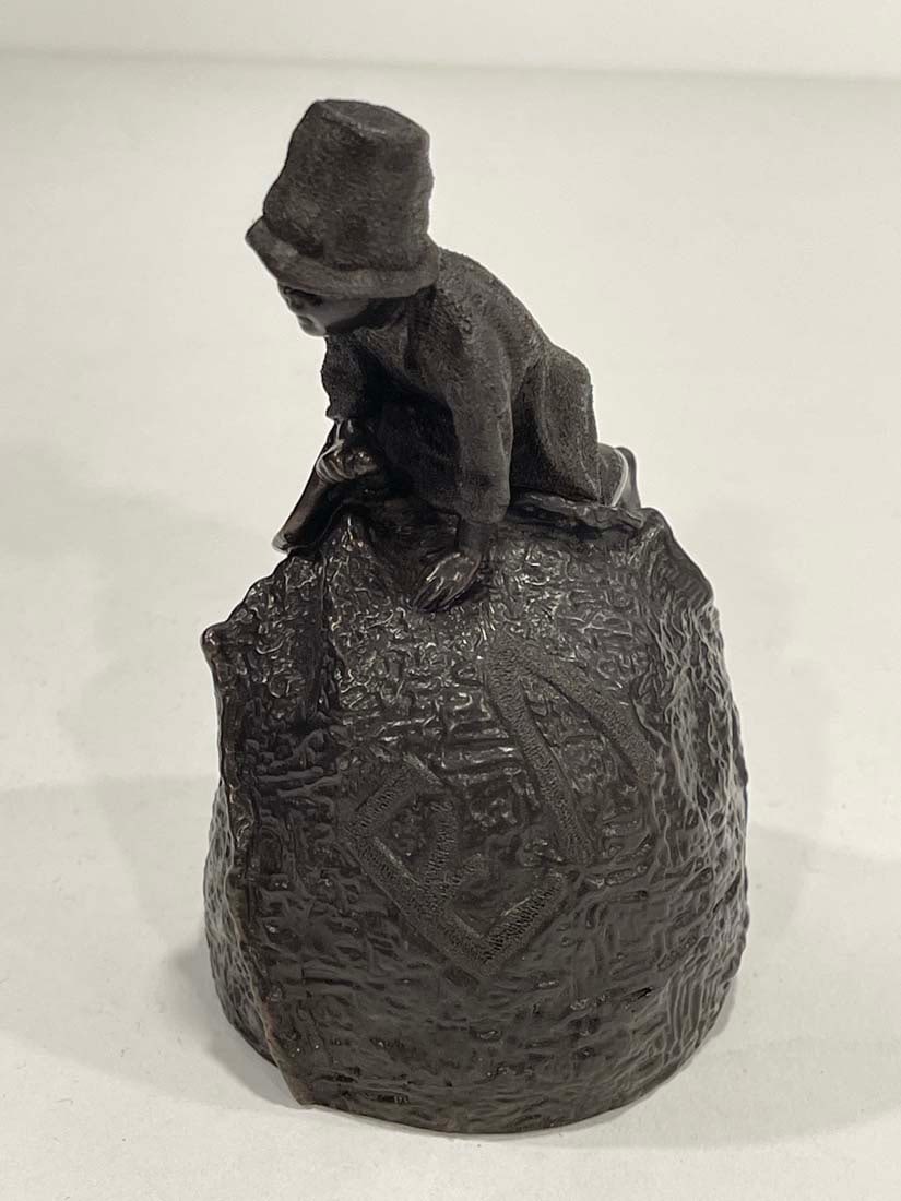 A Russian Bronze sculpted Table Bell, Signed - 4