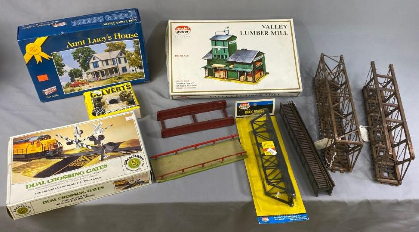 HO Buildings, Bridges, Box Car Kit (1 of 4)