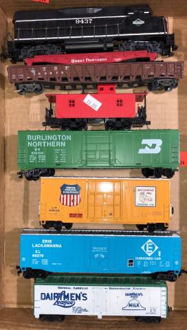 HO Cars Lot of 8: HO Cars Lot of 8 * Bachmann * Tyco * Athearn Powered Locomotive