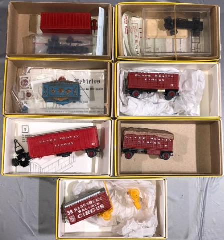 7 HO Great Circus Train Accessories (1 of 2)