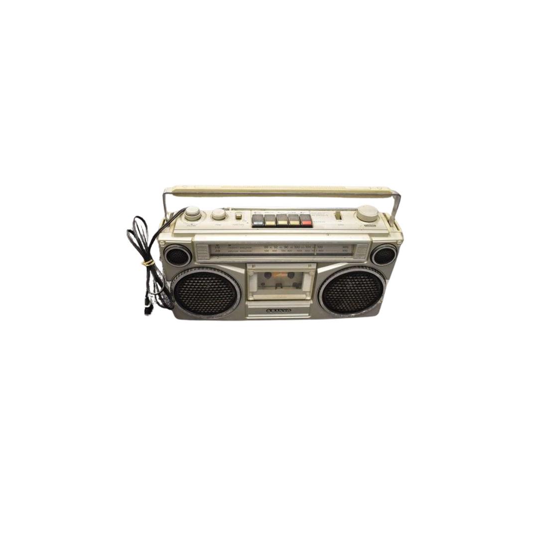 Vintage Sanyo Boom Box (1 of 2)