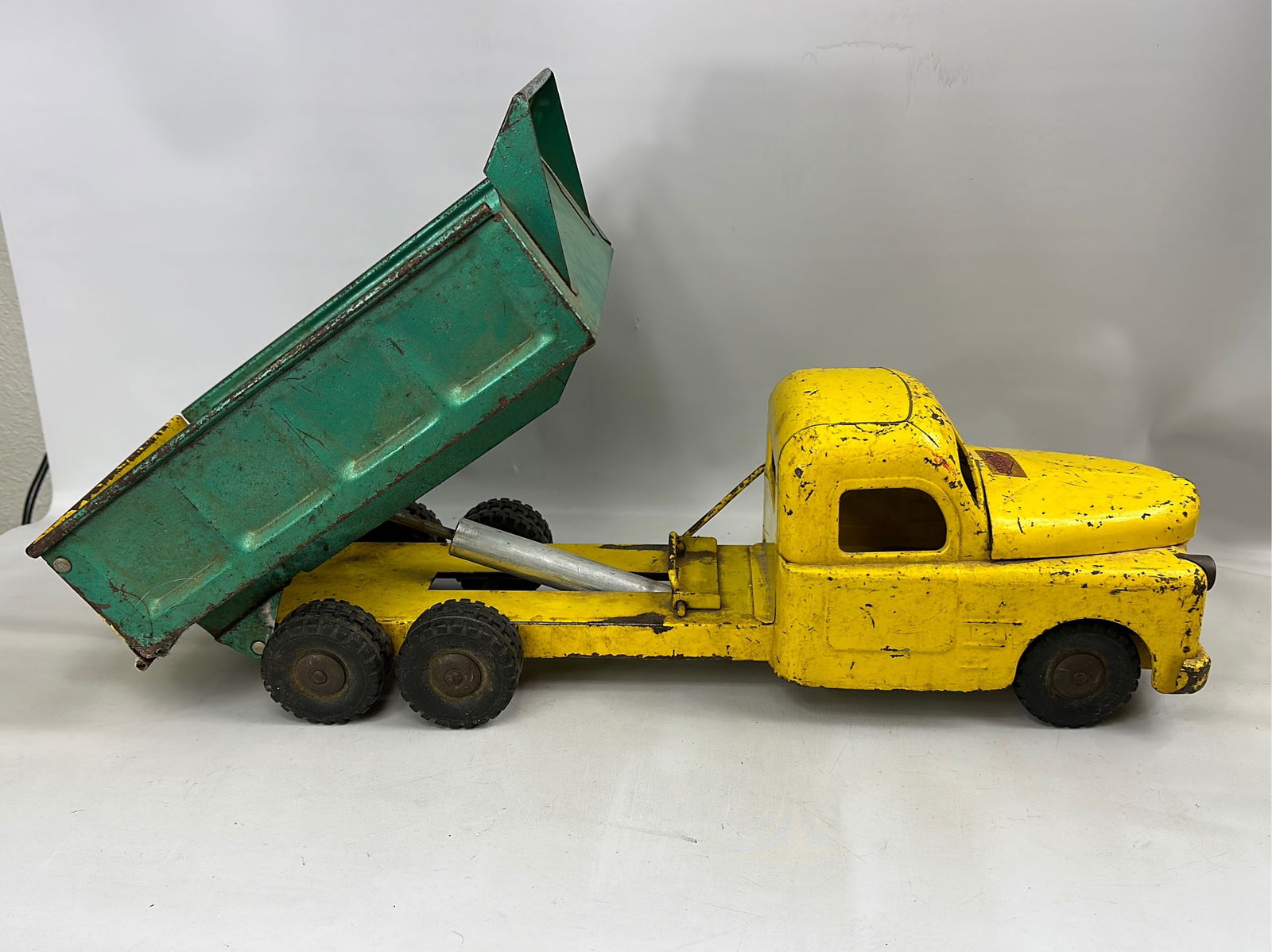 Structo Hydraulically Operated Dump Truck (1 of 7)