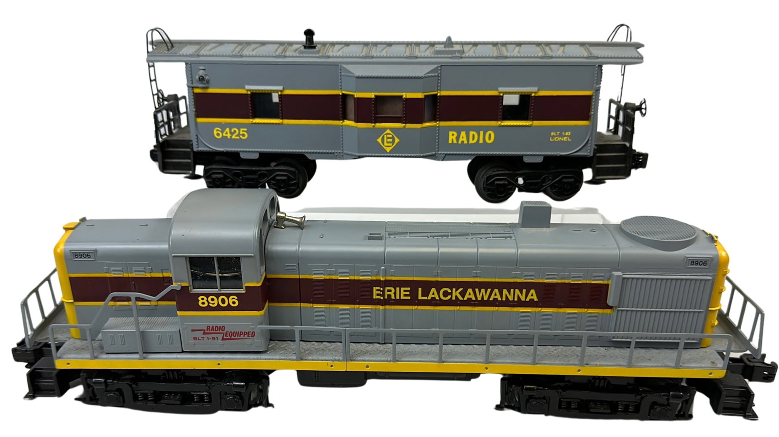 Lionel - Erie-Lackawanna RS3 Diesel 8906+6425 Caboose: Lionel - Erie-Lackawanna RS3 Diesel 8906 + 6425 Caboose