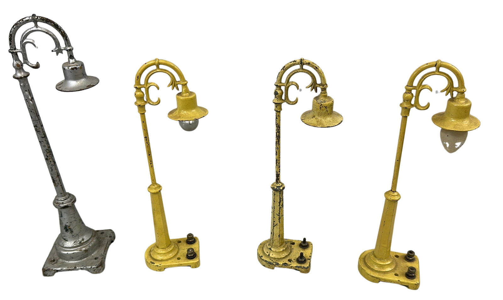 3 Lionel 58-19 Yellow Street Lamp Posts Diecast+ Silver (1 of 5)