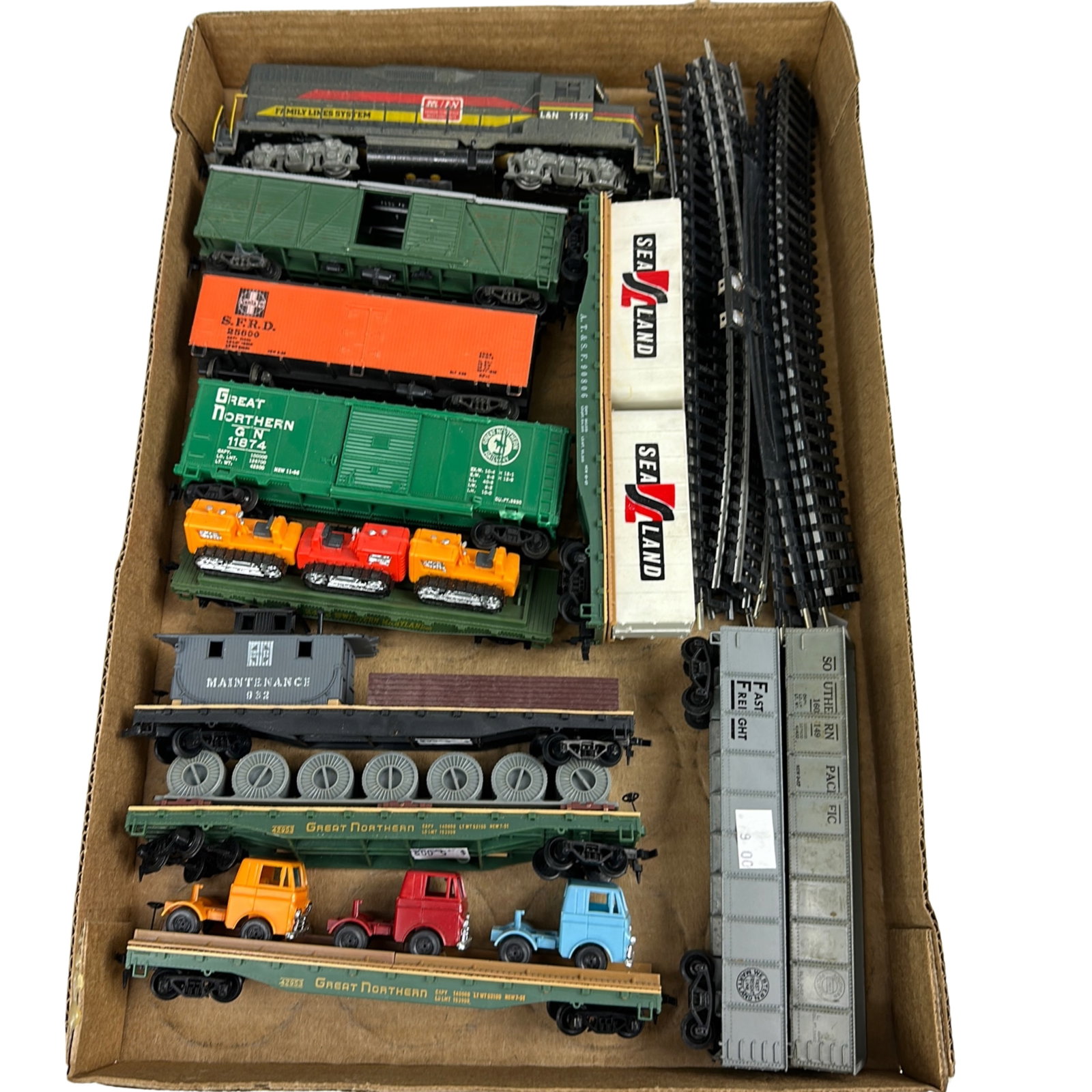Lot HO Scale L&N 1121 Engine Great Northern Flats Cabs: Lot HO Scale: L&N 1121 Engine Great Northern Flats Semi Cabs