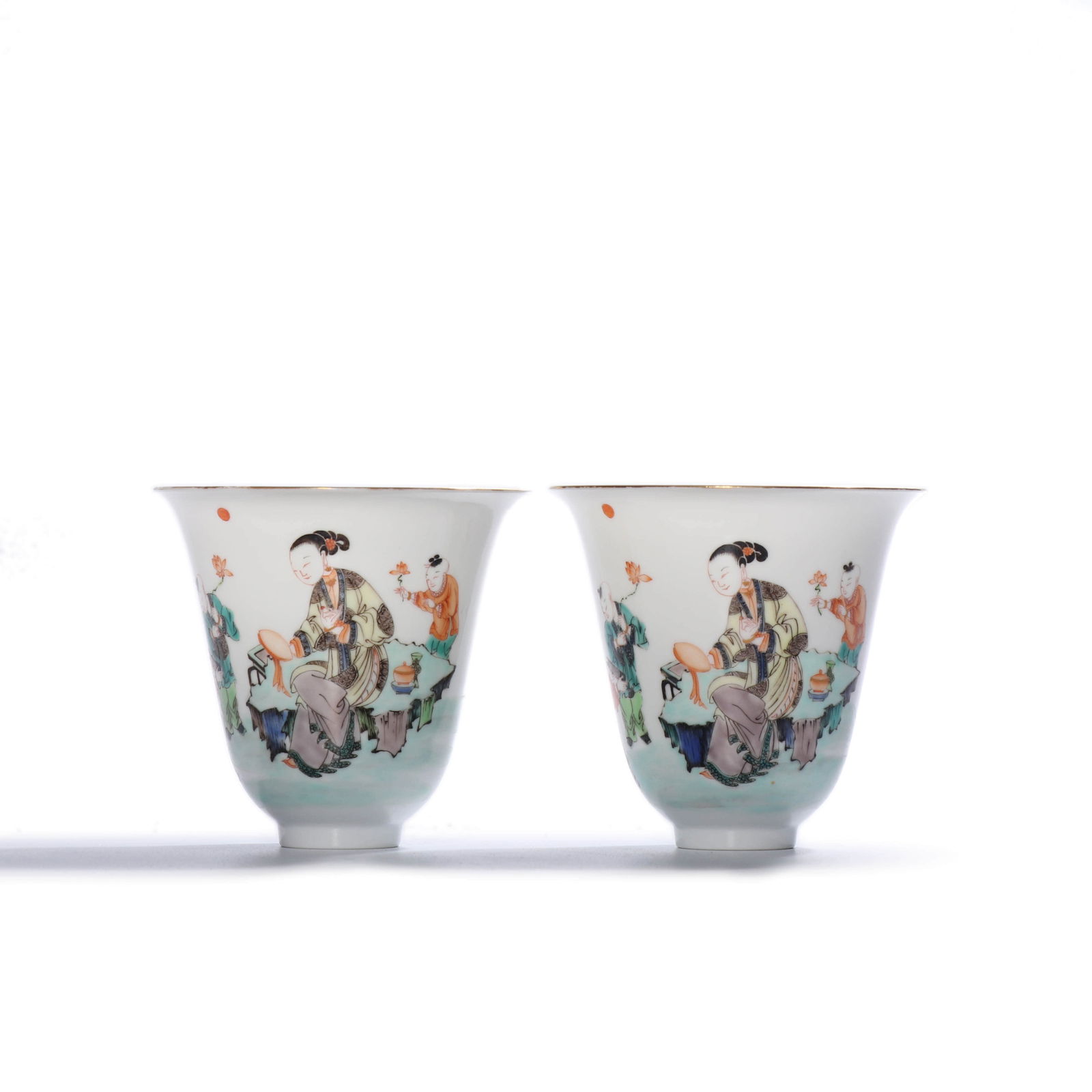 A Pair of Famille Verte Figure Bell-Shaped Cups: A Pair of Famille Verte Figure Bell-Shaped Cups Height:9cm