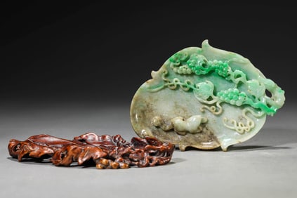 A JADEITE SQUIRREL AND GRAPE PALETTE