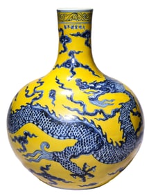 A YELLOW-GROUND BLUE AND WHITE DRAGON VASE