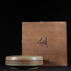 A RU-TYPE WARE CELADON BOX AND COVER