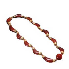 AN AGATE NECKLACE WITH GILDED HORN BEADS