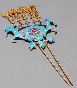 A GILT-SILVER KINGFISHER FEATHER-EMBELLISHED HAIRPIN