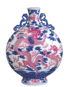 A BLUE AND WHITE AGATE RED DRAGON DOUBLE EAR VASE