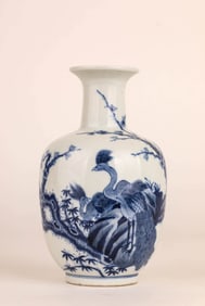 A BLUE AND WHITE FLOWERS AND BIRDS MALLET VASE