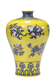 A YELLOW GROUND BLUE AND WHITE VASE, MEIPING
