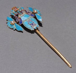 A GILT-SILVER KINGFISHER FEATHER-EMBELLISHED HAIRPIN