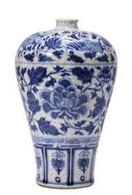 A BLUE AND WHITE ENTWINED FLOWER VASE, MEIPING