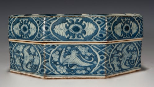 A BLUE AND WHITE FIGURE OCTAGONAL BOX AND COVER