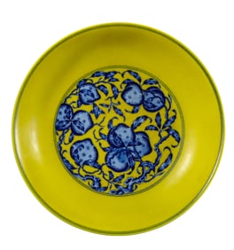 A YELLOW-GROUND BLUE AND WHITE NINE PEACHES DISH