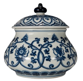A BLUE AND WHITE ENTWINED LOTUS JAR AND COVER