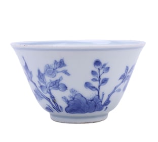 A BLUE AND WHITE FLOWER CUP
