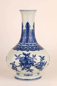 A BLUE AND WHITE SANDUO BOTTLE VASE