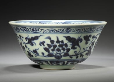 A BLUE AND WHITE FLOWER BOWL