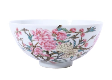 A GUAN-TYPE FAMILLE ROSE BUTTERFLIES AND FLOWERS BOWL