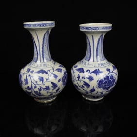 A PAIR OF BLUE AND WHITE 'PEONY' VASES