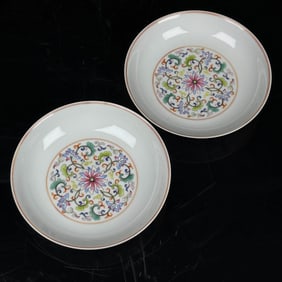 A PAIR OF FAMILLE ROSE 'LOTUS' DISHES