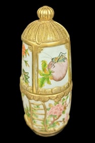 A GOLD-DECORATED ENAMELED SNUFF BOTTLE