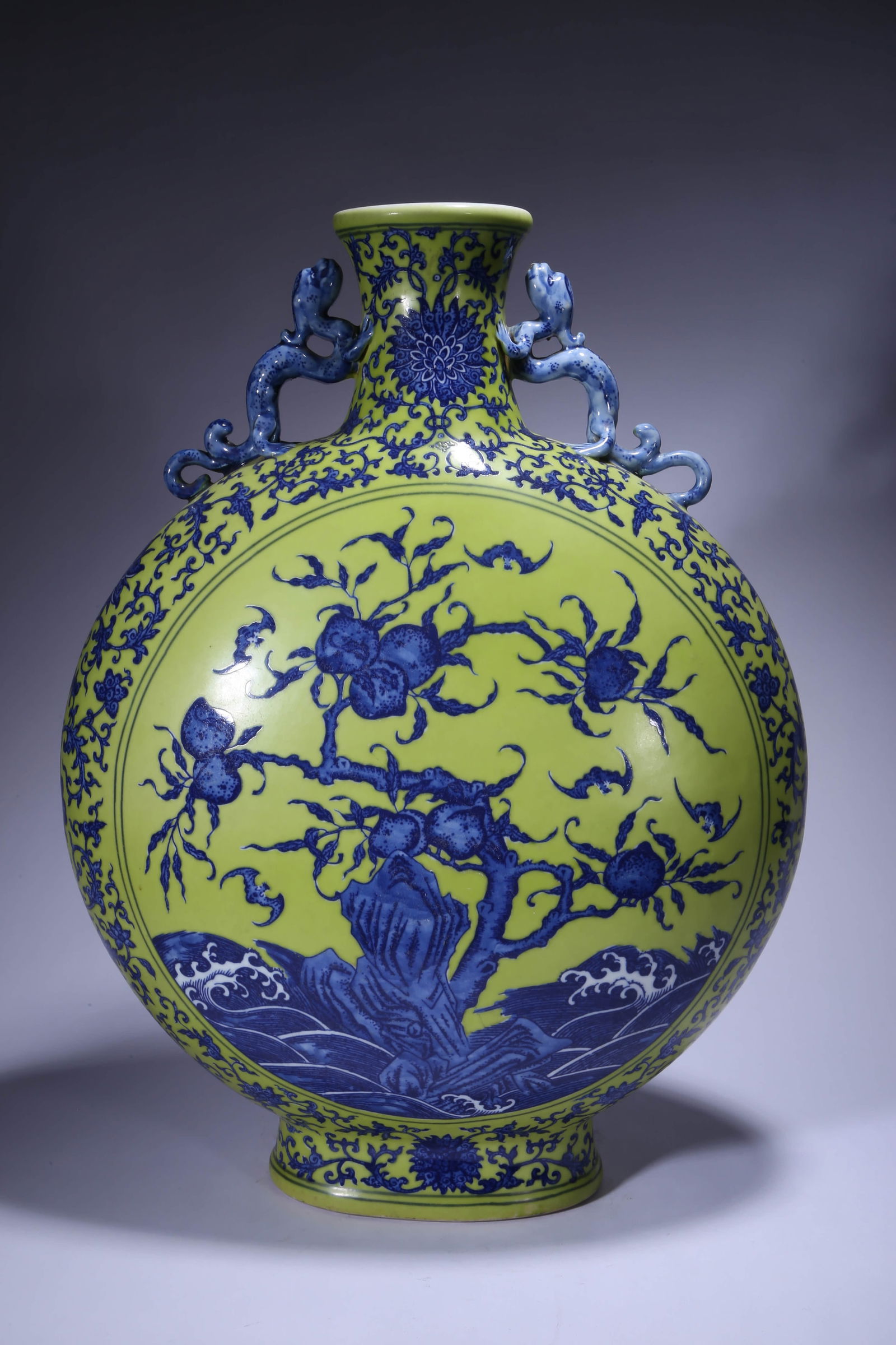 A YELLOW GROUND BLUE AND WHITE MEDALLION 'INTERLOCKING FLORAL AND SHOU WITH DOUBLE DRAGON' VASE: A YELLOW GROUND BLUE AND WHITE MEDALLION 'INTERLOCKING FLORAL AND SHOU WITH DOUBLE DRAGON' VASE Dimensions: Length 25 cm, Width 39 cm (9 7/8 × 15 3/8 in.). All measurements are approximate. Any condi