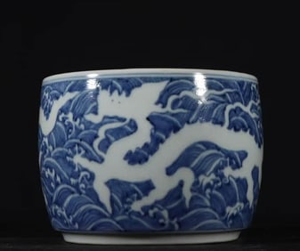 A BLUE AND WHITE 'SEA DRAGON' CRICKET JAR