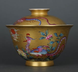 A GOLDEN GROUND FAMILLE ROSE 'PHOENIX FACING THE SUN' COVERED BOWL