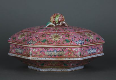 A RUBY RED-GROUND FAMILLE ROSE 'INTERLOCKING LOTUS' COVERED BOX