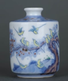 A BLUE AND WHITE 'MAGPIE ASCENDING PLUM' SNUFF BOTTLE