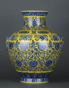 A YELLOW-GLAZED BLUE AND WHITE 'INTERLOCKING LOTUS WITH EIGHT TREASURES' JAR