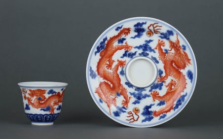 A BLUE AND IRON-RED 'TWO DRAGONS CHASING A PEARL' STEM CUP