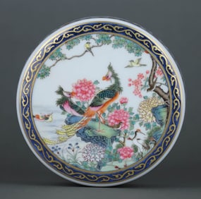 A BLUE AND GILT-DECORATED FAMILLE-ROSE 'FLORAL' COVERED BOX