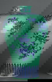 A GREEN-GLAZED BLUE AND WHITE 'THREE FLOWERS AND THREE FRUITS' MEIPING