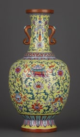 A YELLOW-GLAZED FAMILLE ROSE 'LOTUS' VASE