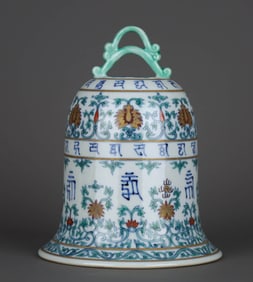 A DOUCAI 'INTERLOCKING FLORAL' GILT DECORATED CHIME