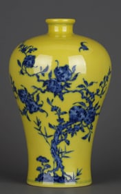 A YELLOW-GLAZED AND BLUE-PAINTED 'NINE PEACHES' MEIPING