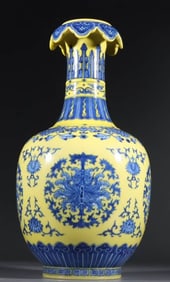A YELLOW-GLAZED BLUE AND WHITE 'RUYI' VASE